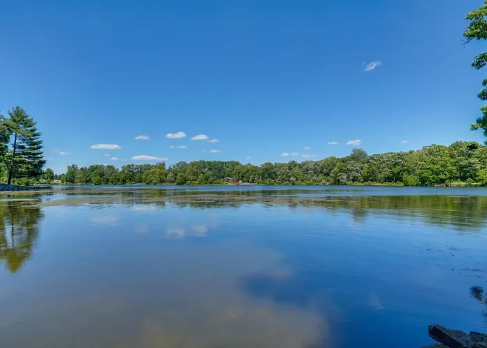 Peaceful Home: 1 Mi To Herrick Lake! Warrenville