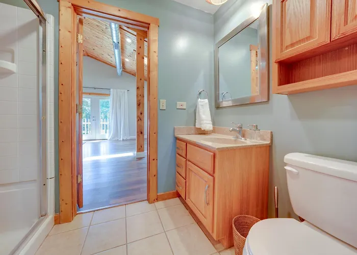 Holiday home Peaceful Home: 1 Mi To Herrick Lake!