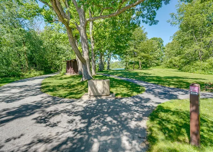 Peaceful Home: 1 Mi To Herrick Lake! Holiday home *