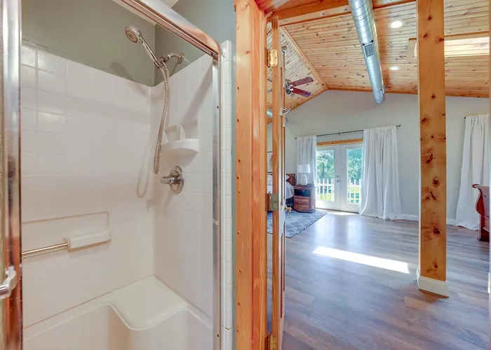 Peaceful Home: 1 Mi To Herrick Lake! * Warrenville
