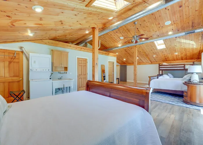 Peaceful Home: 1 Mi To Herrick Lake!