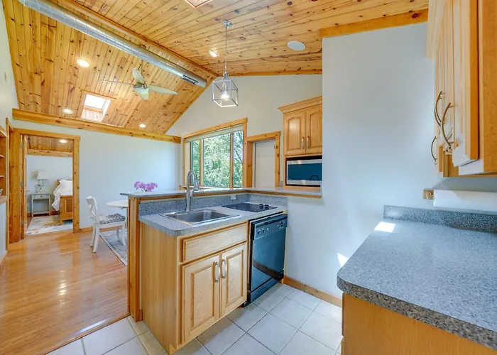 Peaceful Home: 1 Mi To Herrick Lake! Warrenville
