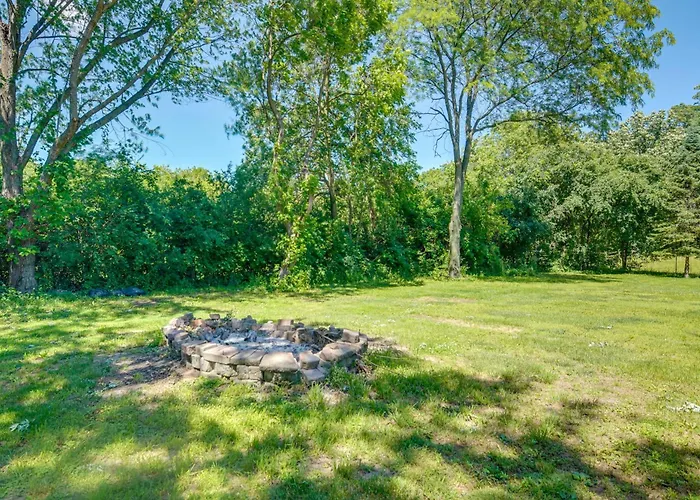 Peaceful Home: 1 Mi To Herrick Lake! Holiday home