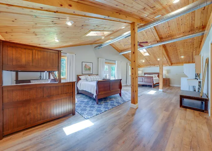 Peaceful Home: 1 Mi To Herrick Lake! Holiday home *