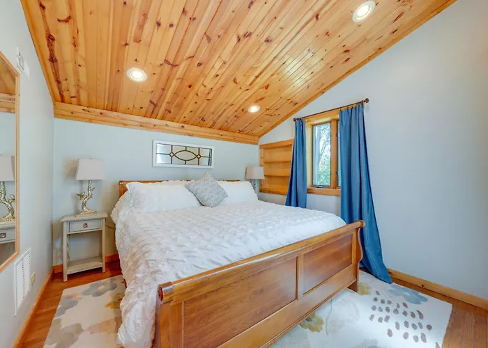 Peaceful Home: 1 Mi To Herrick Lake! * Warrenville