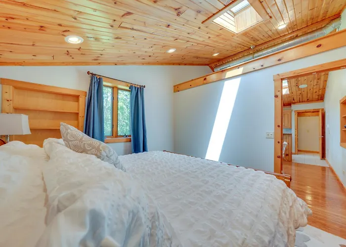 Holiday home Peaceful Home: 1 Mi To Herrick Lake!