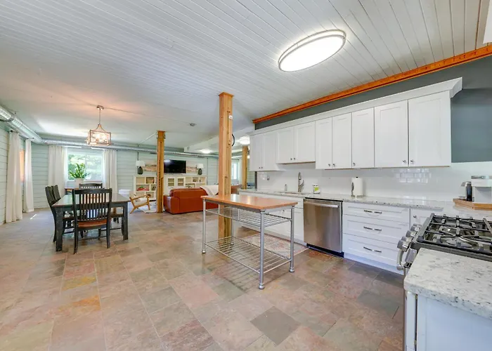 Peaceful Home: 1 Mi To Herrick Lake! * Warrenville