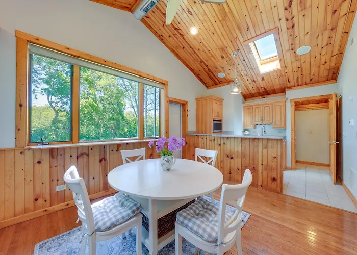 Peaceful Home: 1 Mi To Herrick Lake! * Warrenville