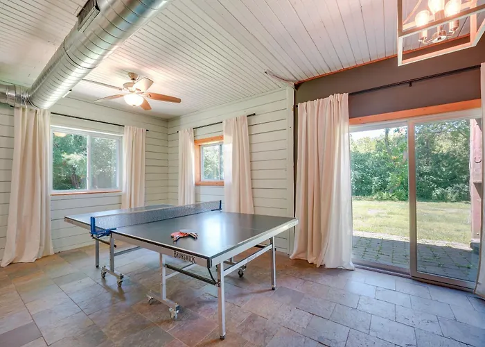 Peaceful Home: 1 Mi To Herrick Lake! *