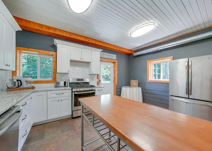 Peaceful Home: 1 Mi To Herrick Lake! Warrenville